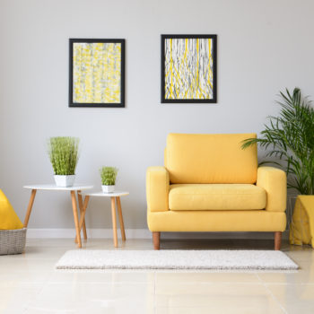 Žluté křeslo rozzáří Váš šedivý obývací pokoj - Nábytek STYL Turnov