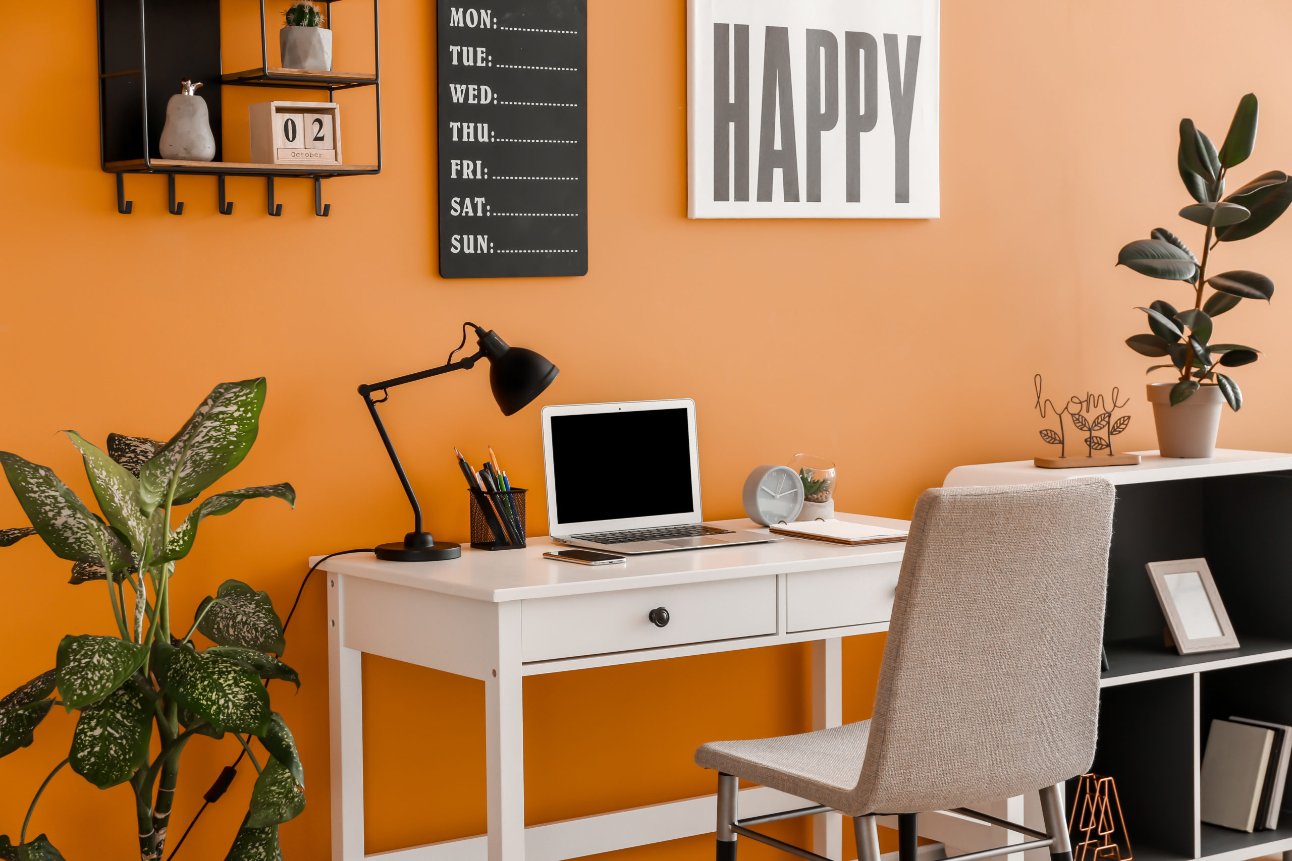 Oranžová zeď v pracovně podpoří Vaši uměleckou stránku a kreativitu - Nábytek STYL Turnov