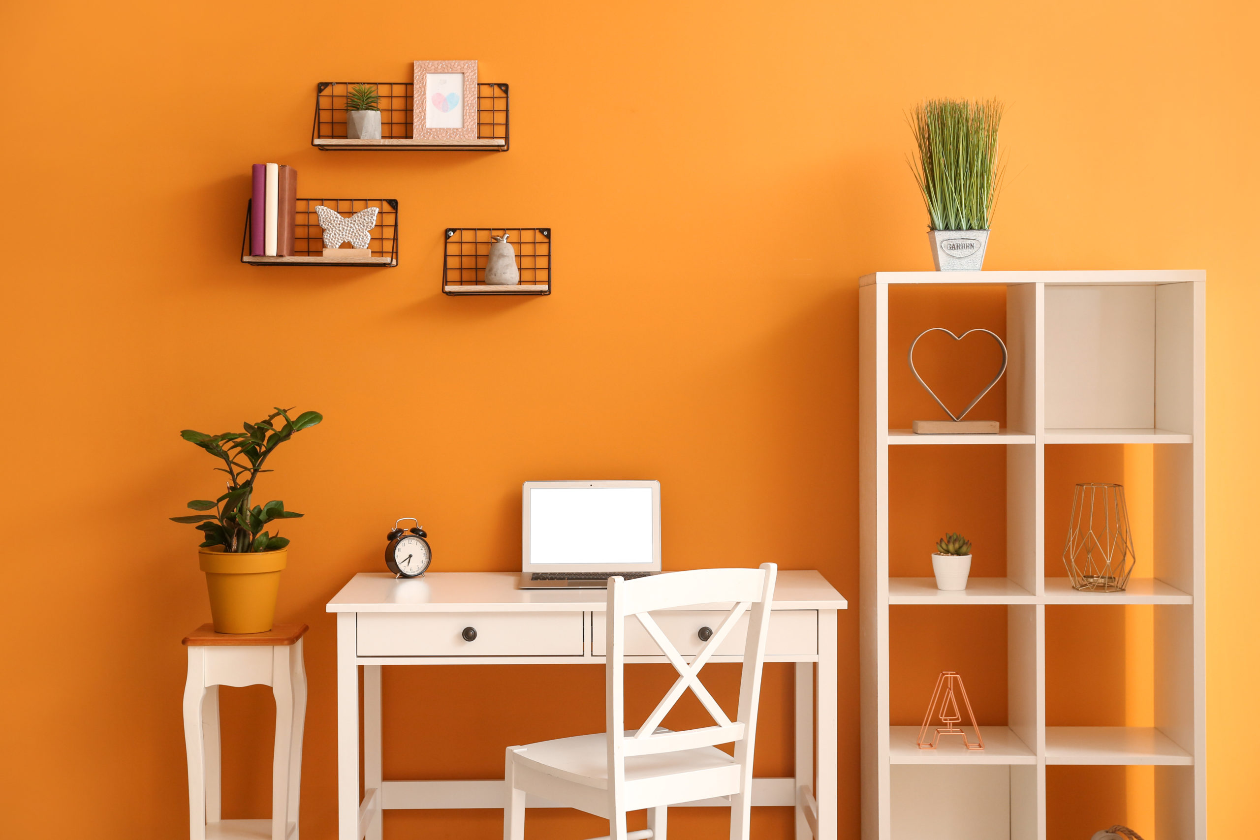 Oranžová zeď v pracovně podpoří Vaši uměleckou stránku a kreativitu - Nábytek STYL Turnov