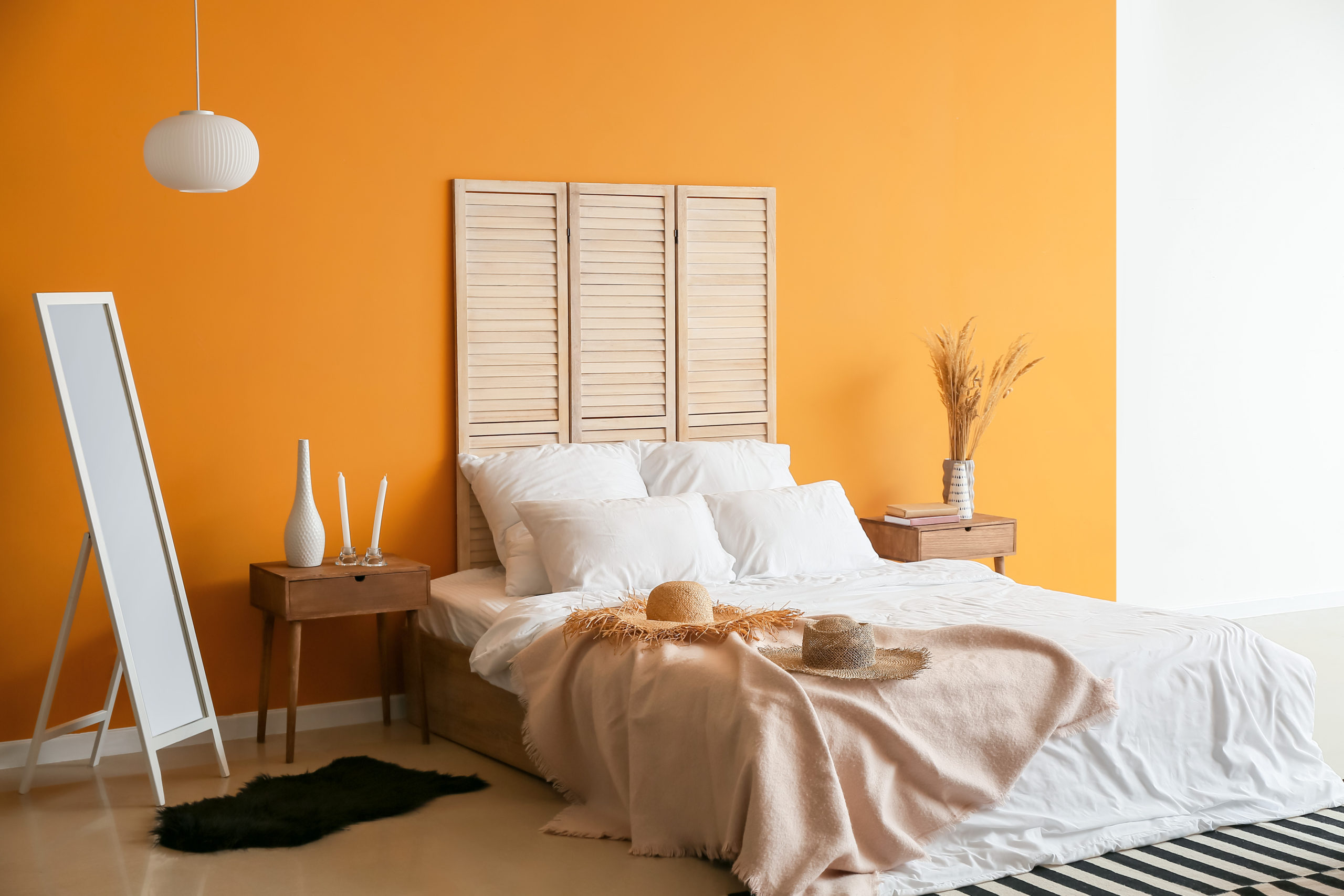Oranžová ložnice působí velmi příjemným, rozzářeným a hřejivým dojmem - Nábytek STYL Turnov