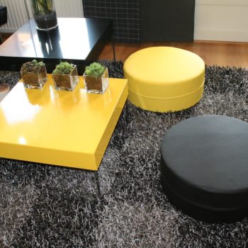 Žlutý konferenční stolek a taburet v kombinaci s černou - Nábytek STYL Turnov