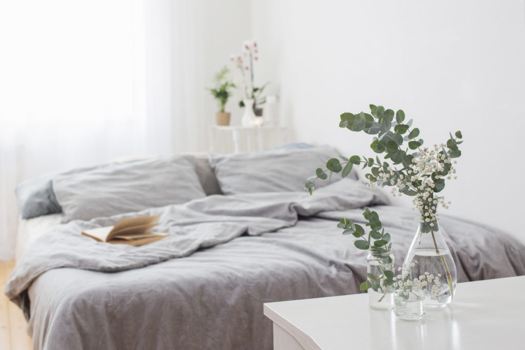 Tencel povlečení - eucalyptus in glass vase in white bedroom - Nábytek STYL Turnov